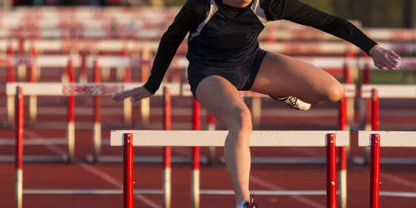 Dziewczyna Sobie Czarny Mundur Podczas Pracy Wyścigu Przeszkód Konkurencji Lekkoatletycznych — Zdjęcie stockowe