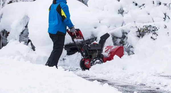 Padrone Casa Sta Chiarendo Loro Vialetto Con Soffiatore Neve Rossa — Foto Stock