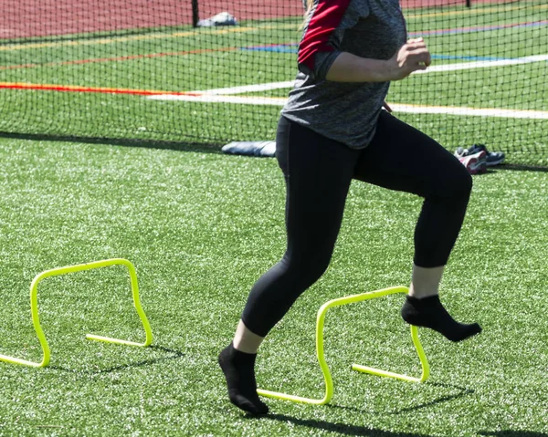 Una Atleta Secundaria Femenina Está Corriendo Sin Zapatos Más Mini —  Fotos de Stock