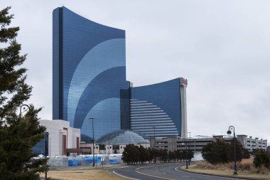 Atlantic City, Nj, Amerika Birleşik Devletleri - 20 Şubat 2018: Harrahs otel ve casino kapalı havuzu güneş kubbe ile birçok kişi gelip Atlantic City'ye Şubat tatilinde sebebi.