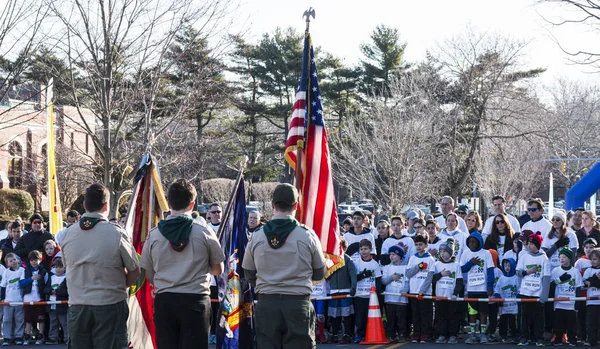 Garden City, Ny, Amerika Birleşik Devletleri - 24 Mart 2018: Boy İzciler yarınlar umut Vakfı 5 k bağış yarışın başlamasından Şu renklere sunulması Amerika.