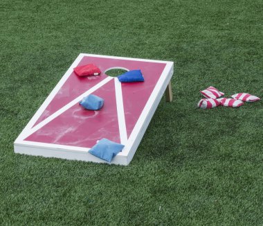Cornhole kurulu renkli beanbags sonra competitiors onları atılmış var üzerinde dinlenme ile ayarlanır.