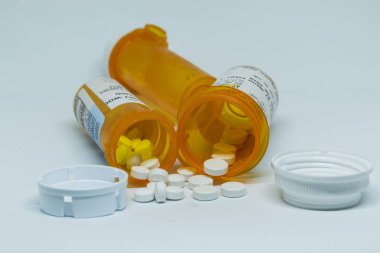 Reçeteli ilaç oksikodon iki containoers olan kapaklar kapandı dışarı sızdırıyor.