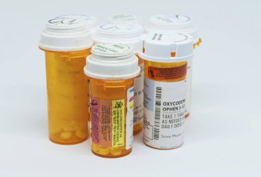 Opiod epedemic Amerika şu anda karşı karşıya bigggest sorunlardan biri ve en evler onların dolapları ağrı kesici altı veya daha fazla şişe var. 