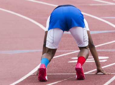 Bir sprint yarışı iki şeride çalıştırmak üzere küme konumu parça lise çocuktur.