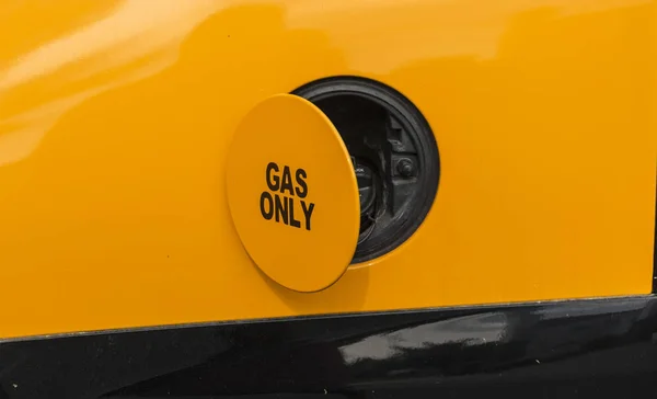 Autobús Amarillo Alimentado Por Gas Tanque Gasolina Solo Tiene Gas — Foto de Stock