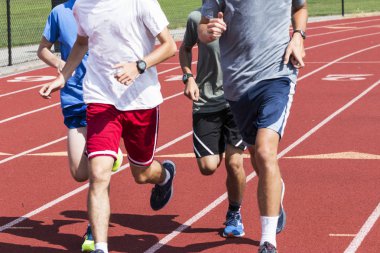 Dört koşucular birlikte bir grup kırmızı rayına tren.