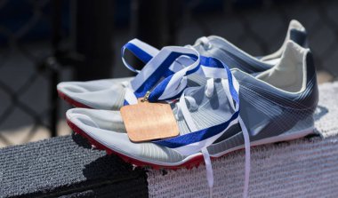 Onlara koşucular altın madalya ile bir çan kulesi chase bariyer üzerinde dinlenme sivri yarış parça.