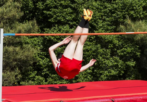 Uma Pista Ensino Médio Atleta Campo Limpa Barra Salto Altura — Fotografia de Stock