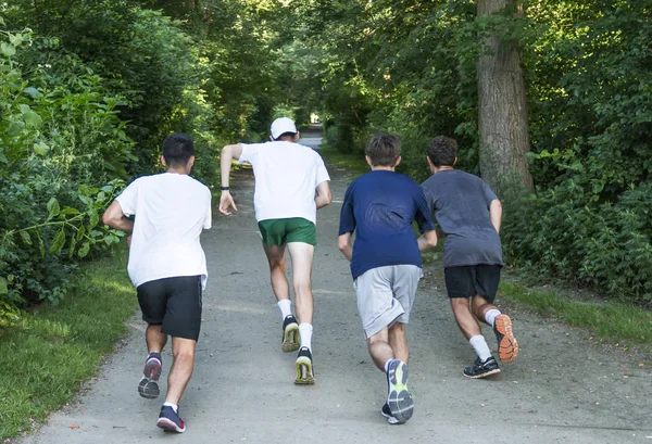 Quatro Rapazes Liceu Estão Começar Treino Correr Por Caminho Terra — Fotografia de Stock