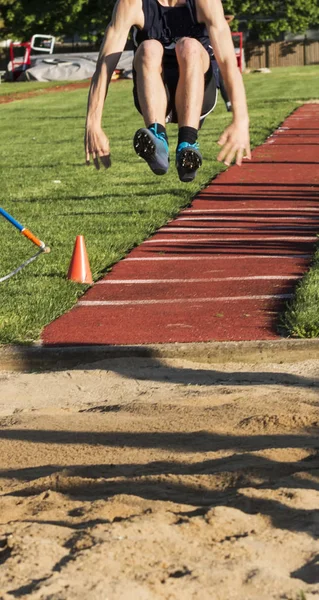 Friidrott Längdhopp Har Hans Ben Upp Redo Att Landa Sandgropen — Stockfoto