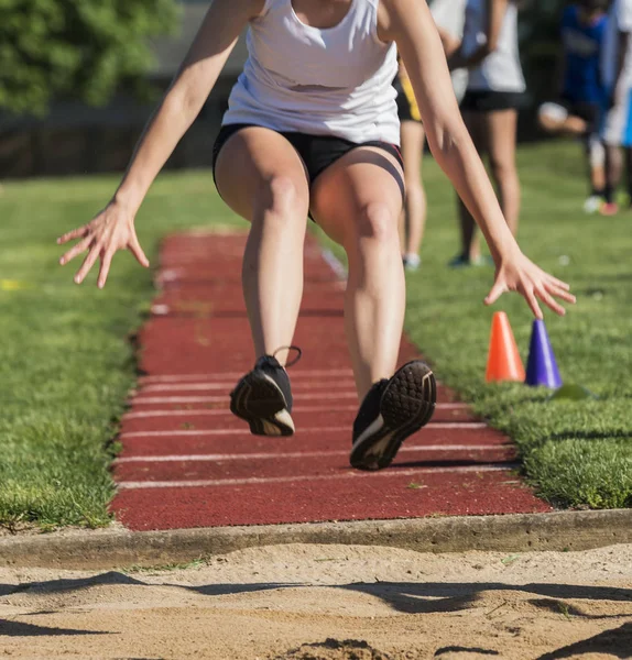 Una Ragazza Adolescente Del Liceo Concorrente Nel Triplo Salto Sporcando — Foto Stock