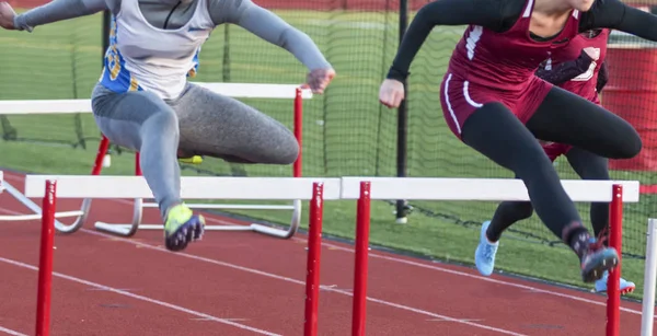 Två Tonårsflickor Från Gymnasiet Hals Och Nacke Hurdle Race Tävling — Stockfoto