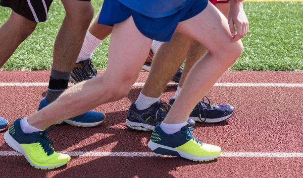 Meninos Ensino Médio Estão Prontos Para Iniciar Uma Longa Corrida — Fotografia de Stock