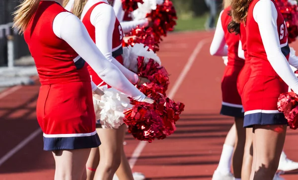 Les Cheeleaders Lycée Ont Leurs Poppoms Devant Eux Tout Regardant — Photo