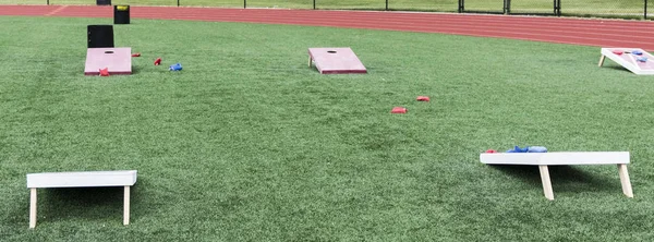 Una Clase Gimnasia Secundaria Tiene Juegos Hoyos Maíz Madera Montados — Foto de Stock