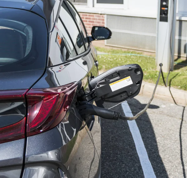 Coche Híbrido Que También Enchufe Eléctrico Una Estación Carga Gratuita — Foto de Stock