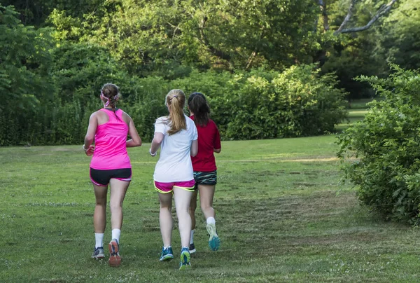 Drie Meisjes Zijn Opleiding Samen Uitgevoerd Een Park Groen Gras — Stockfoto