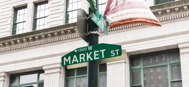 Philadelphia, Pa, Amerika Birleşik Devletleri - 24 Nisan 2018: sokak işaretleri Jumiper ve Market street tarihi Philadelphia köşesinde.