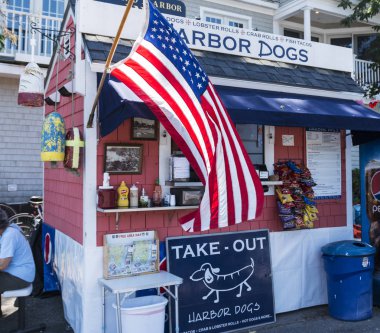Camden, Maine, Amerika Birleşik Devletleri - 3 Ağustos 2017: Harbor köpekler sosisli sandviç standı yer alan Park alanında aşağı yerli ve turistik bir hızlı yemek yemek limana tarafından.