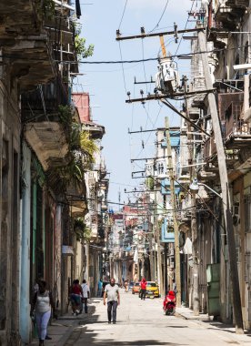 Havana, Küba'da - 25 Temmuz 2018: lfe A View bir güneşli yaz sabahı sabah 10'u, bir Eski Havana şehir steet üzerinde.
