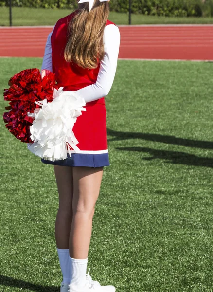 Egy Középiskolai Cheeleader Holding Pom Poms Háta Mögött Gyepes Pálya — Stock Fotó