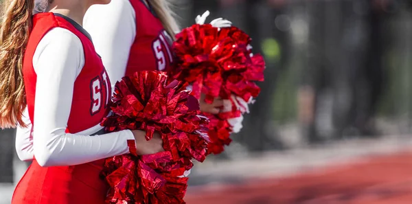 Två High School Cheeleaders Med Röda Och Vita Pom Poms — Stockfoto