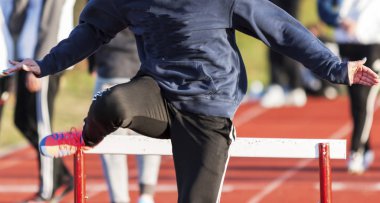 Liseli bir kız açık havada terlemeleri içinde onun engelli yarış için ısınmaya başladı.