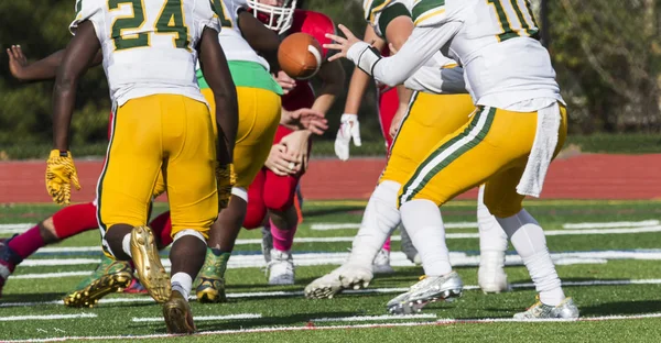 Quarterback Tar Emot Bollen Sköt Pistolen High School Fotbollsmatch — Stockfoto