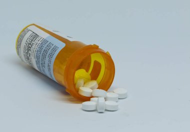 Perscription ağrı kesicilerin yan tarafında yatıyor plastik hap konteyner dışarı dökülmesini.