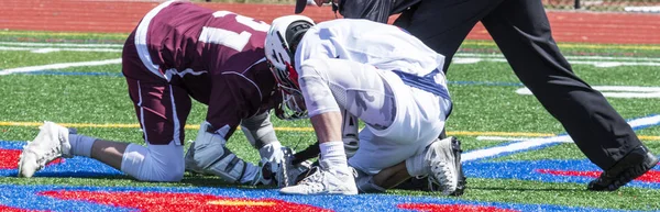 Två Gymnasiekillar Ställs För Tekning Lacrosse Spel — Stockfoto