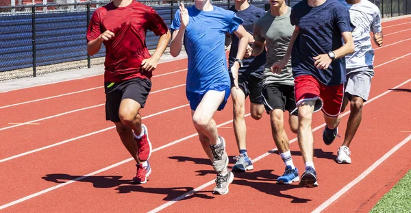 Grupo Meninos Ensino Médio Estão Correndo Treinando Juntos Uma Pista — Fotografia de Stock