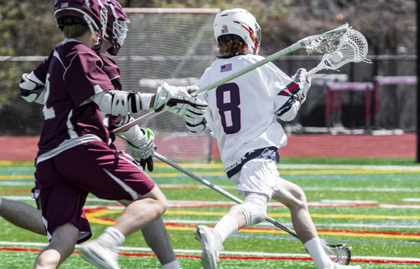 Jogador Lacrosse Está Correndo Pelo Campo Com Bola Pau Sendo — Fotografia de Stock