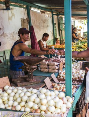 Havana, Küba'da - 25 Temmuz 2018: Eski Havana Küba'da üretmek için açık bir pazarda alışveriş.