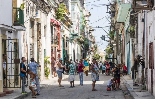 Havana Cuba Juli 2018 Cubaanse Volk Congragating Praten Met Elkaar — Stockfoto