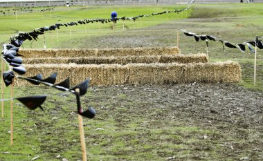 Bir lise Şampiyonası yarış ders ve ders işaretleme bayraklarıyla kurmak, üzerinden atlamak için balya saman ediliyor saplamak için çamur.