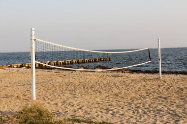 Bir plaj voleybolu net boş bir plaj kenarında sular long Island'da ayarlanır.