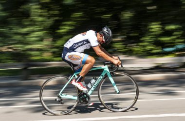 Central Park, yeni Yofk, Amerika Birleşik Devletleri - 15 Ağustos 2018: central park new york arka plan ile yokuş yukarı yol bisikleti yarış bulanık hız gösterilen.