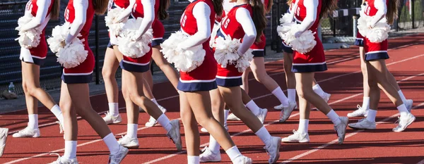 Cheerleader Delle Scuole Superiori Rosso Bianco Blu Uniformi Tifo Tifosi — Foto Stock