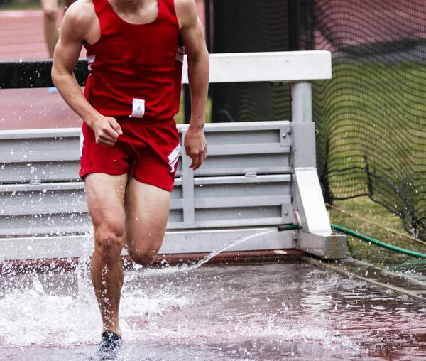 Ein Gymnasiast Läuft Bei Einem Hindernisrennen Der Frühjahrs Leichtathletik Aus — Stockfoto