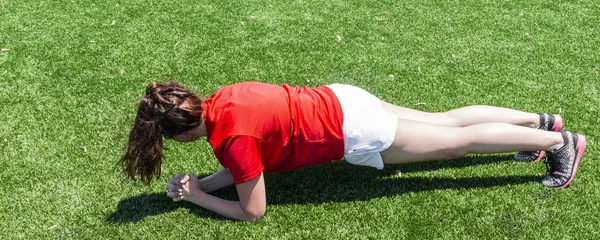 Uma Menina Ensino Médio Está Trabalhando Seu Núcleo Realizando Exercício — Fotografia de Stock