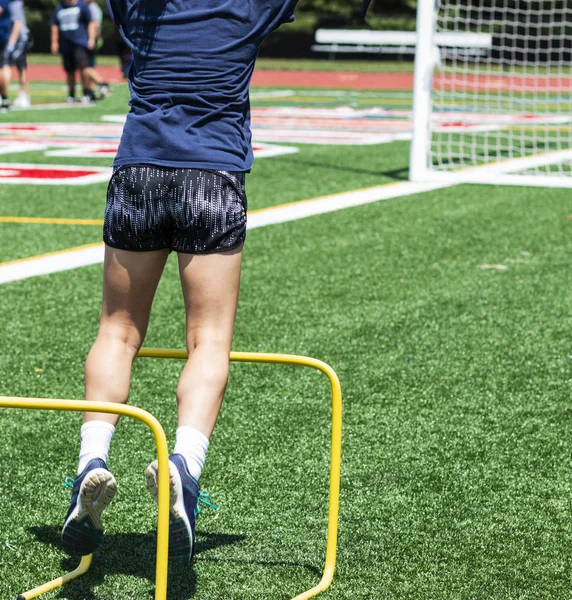 Atleet Tijdens Het Springen Een Twee Voet Gele Mini Hindernis — Stockfoto