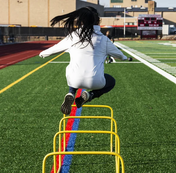 Adolescente Secondaire Sautant Par Dessus Deux Pieds Haies Jaunes Qui — Photo