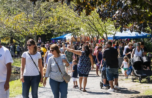 Babylon Usa Septiembre 2018 Personas Disfrutando Feria Babylon Village Paseando —  Fotos de Stock