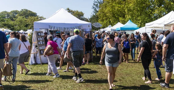 Babylon Usa Września 2018 Ludzie Chodzą Babylon Fair Cieszyć Się — Zdjęcie stockowe