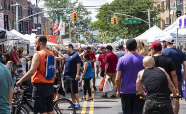 Astoria, New York, Amerika Birleşik Devletleri - 29 Temmuz 2018: queens street 37 street tarafından yıllık fuarında insanlarla dolu vendoors ve bol sanat ve mal satın almak için.