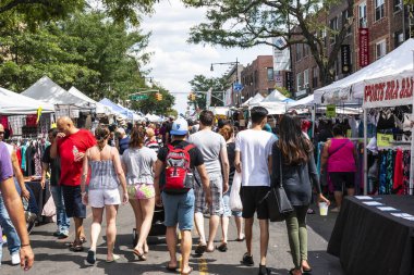 Astoria, New York, Amerika Birleşik Devletleri - 29 Temmuz 2018: Queens Sokak fuarında satıcılardan ürünleri satın almak için birçok kişi sokak seyir yürüyüş.