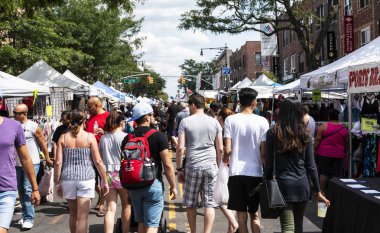 Astoria, Queens, Ny - 29 Temmuz 2018: bir sürü insan sanat ve diğer eşyaları satan satıcıları ile kaplı sokakta yürüyorsun.