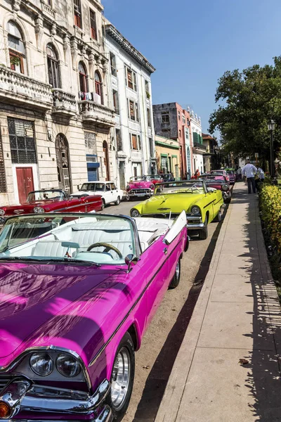 Гавана Куба Июля 2018 Года Улица Облицована Красочными Конвертируемыми Столами — стоковое фото