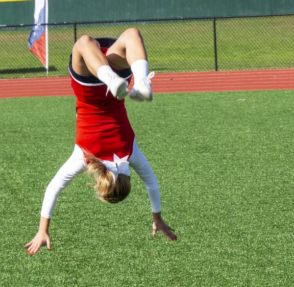 Een Tiener High School Cheerleader Practicinhg Haar Een Groene Grasmat — Stockfoto